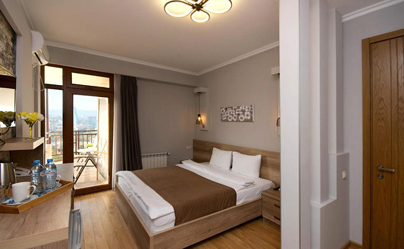 2 სტუმარზე ნომრები საუზმით თბილისის სასტუმროში